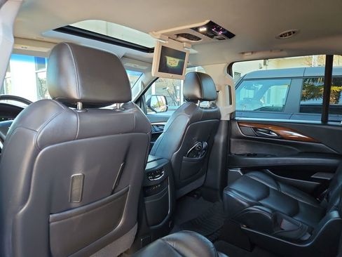 Used 2020 Cadillac Escalade Premium Luxury image 30