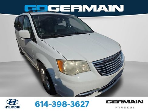 Used 2014 Chrysler Town & Country Touring FWD image 1
