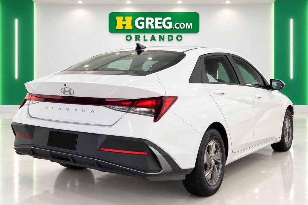Used 2024 Hyundai Elantra SE FWD image 6
