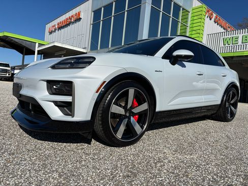 Used 2025 Porsche Macan Turbo Electric w/ Premium Package image 20
