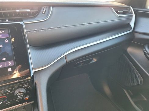 Used 2025 Jeep Grand Cherokee Altitude image 25