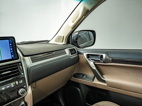 Used 2023 Lexus GX 460 Premium w/ Accessory Package AWD/4WD image 31