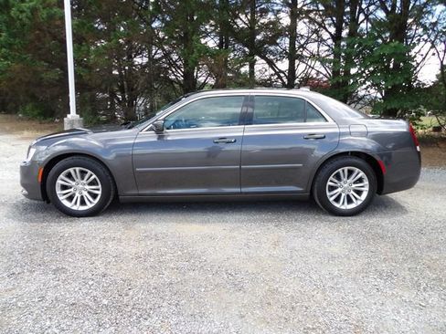 Used 2017 Chrysler 300 Limited w/ Value Package RWD image 2