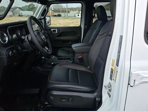 Used 2025 Jeep Gladiator Sport image 13