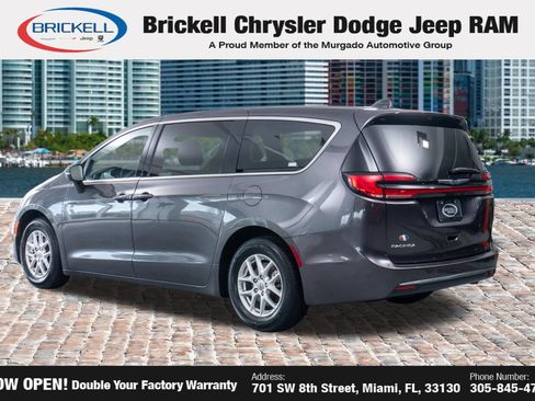 Used 2023 Chrysler Pacifica Touring-L FWD image 5