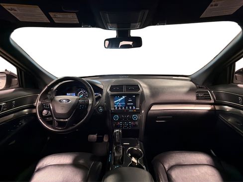 Used 2018 Ford Explorer XLT w/ Equipment Group 202A AWD/4WD image 40