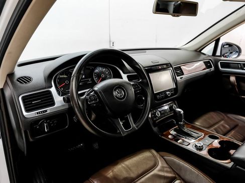Used 2014 Volkswagen Touareg VR6 AWD/4WD image 3