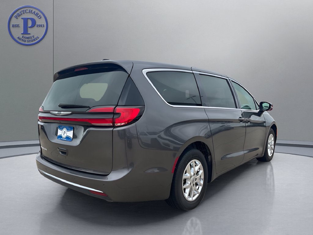 Used 2023 Chrysler Pacifica Touring-L FWD image 8