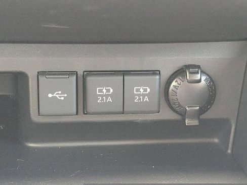 Used 2021 Toyota Highlander XLE FWD image 25