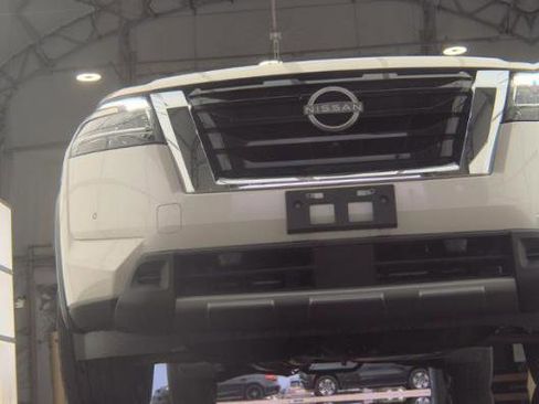 Used 2023 Nissan Pathfinder Platinum FWD image 3