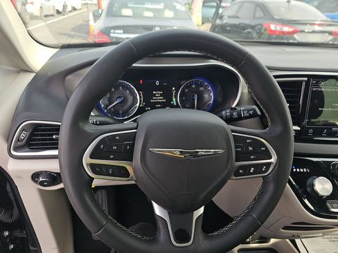 Used 2024 Chrysler Pacifica Touring-L image 8