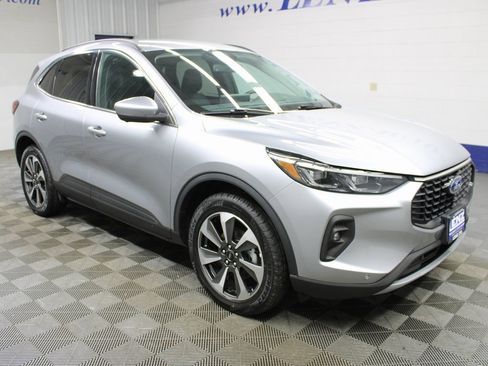 Used 2024 Ford Escape Platinum image 3