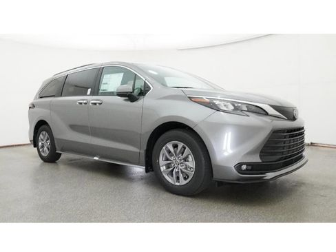 New 2026 Toyota Sienna XLE image 29