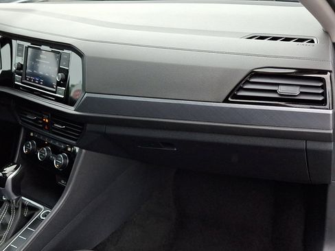 Used 2024 Volkswagen Jetta SE FWD image 9