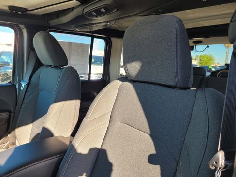 Used 2025 Jeep Wrangler Unlimited Sahara image 15