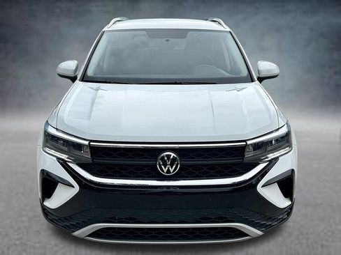 Used 2022 Volkswagen Taos SE FWD image 2