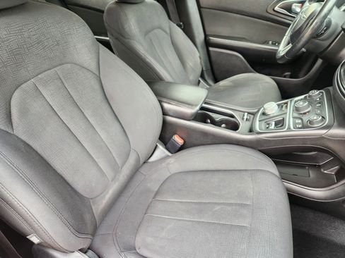 Used 2016 Chrysler 200 Limited w/ Convenience Group FWD image 10