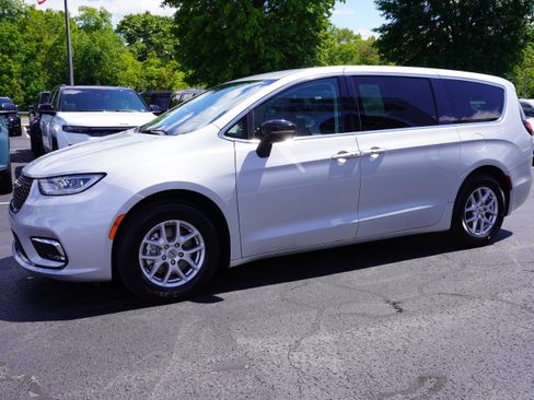 Used 2024 Chrysler Pacifica Touring-L FWD image 11