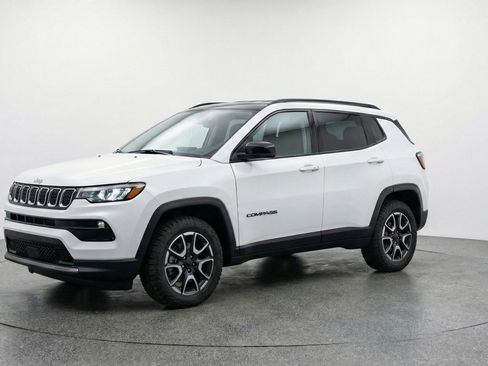 Used 2025 Jeep Compass Trailhawk image 3
