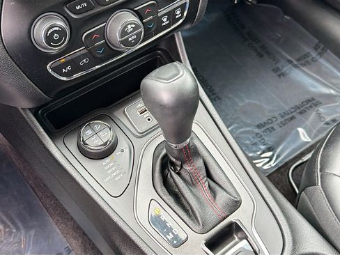Used 2019 Jeep Cherokee Trailhawk w/ Cold Weather Group AWD/4WD image 27
