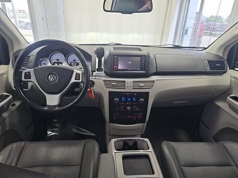 Used 2009 Volkswagen Routan SEL Premium FWD image 12