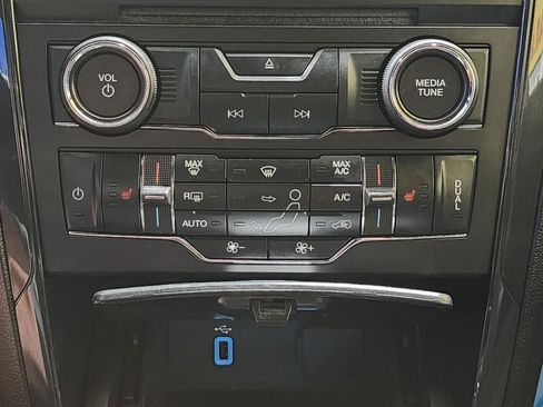 Used 2018 Ford Explorer XLT w/ Equipment Group 202A AWD/4WD image 27
