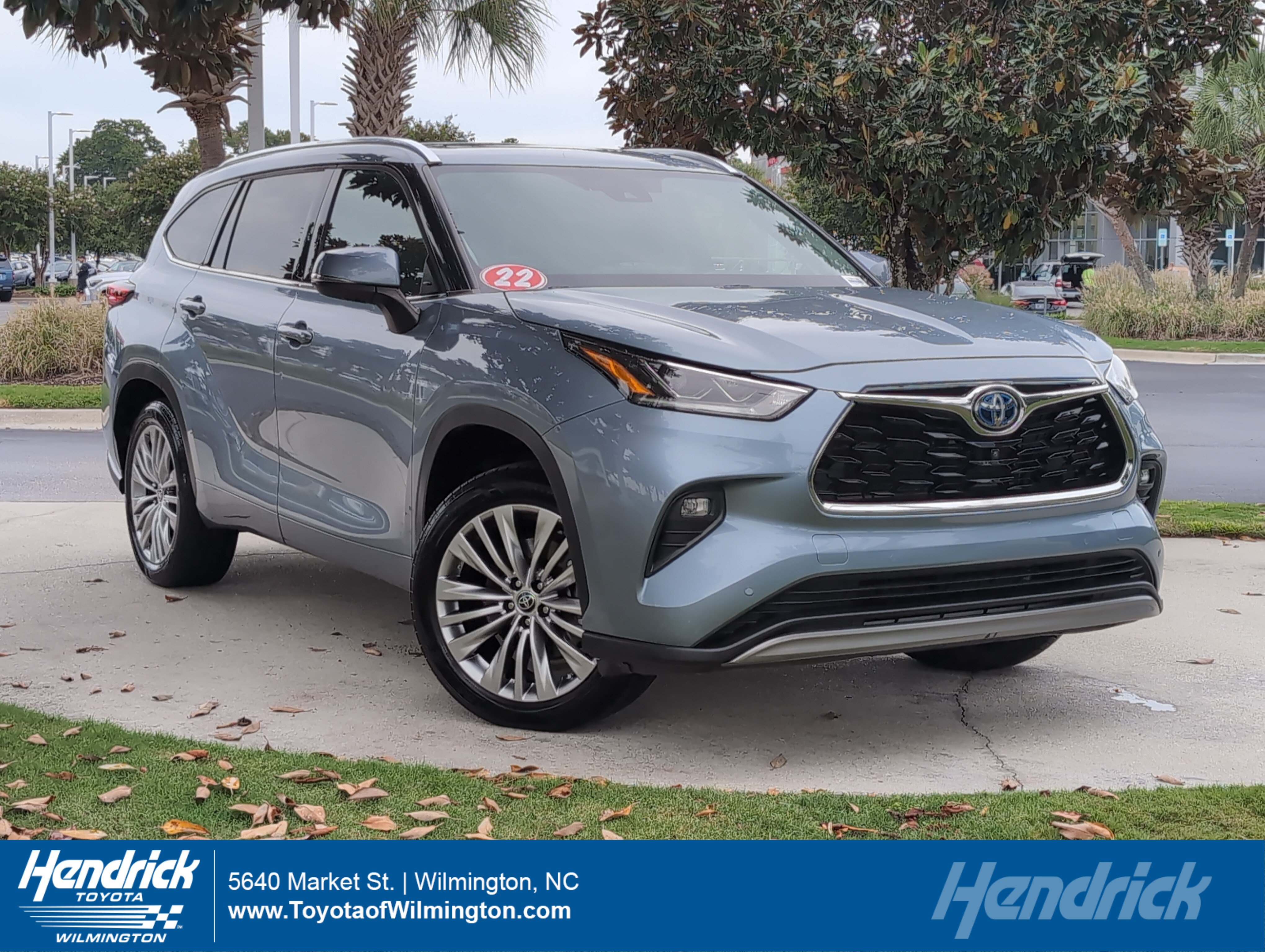 Used 2022 Toyota Highlander Platinum FWD image 1