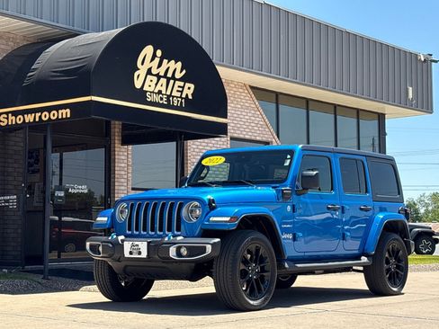 Used 2022 Jeep Wrangler Unlimited Sahara w/ Dual Top Group AWD/4WD image 1