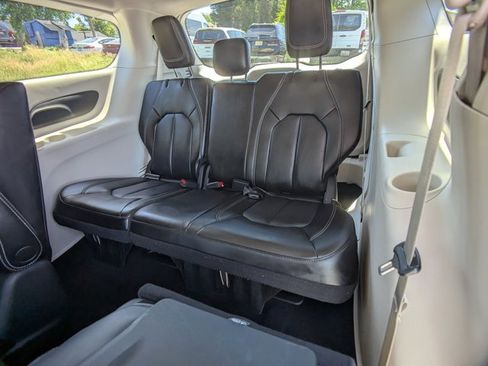 Used 2023 Chrysler Pacifica Touring-L FWD image 19