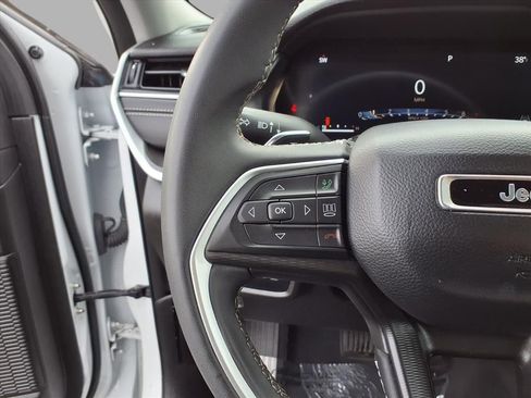 Used 2023 Jeep Grand Cherokee L Laredo image 10