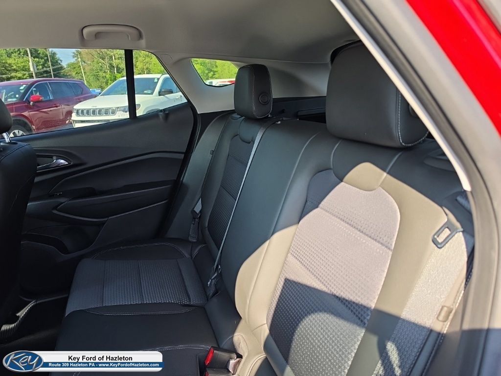 Used 2025 Chevrolet Trax LT FWD image 36