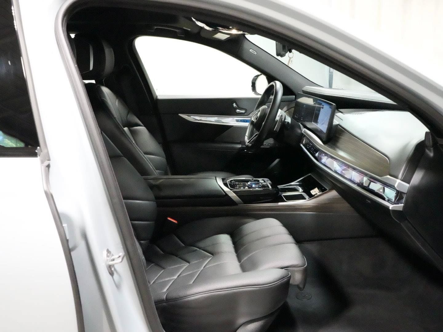 Used 2024 BMW 760i xDrive w/ Executive Package AWD/4WD image 7