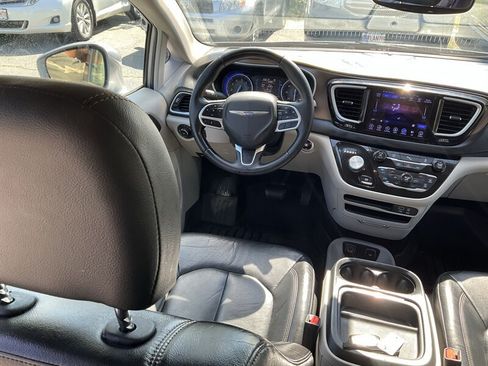 Used 2017 Chrysler Pacifica Touring-L FWD image 18