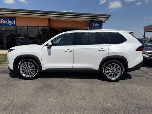 Used 2025 Toyota Grand Highlander AWD image 2