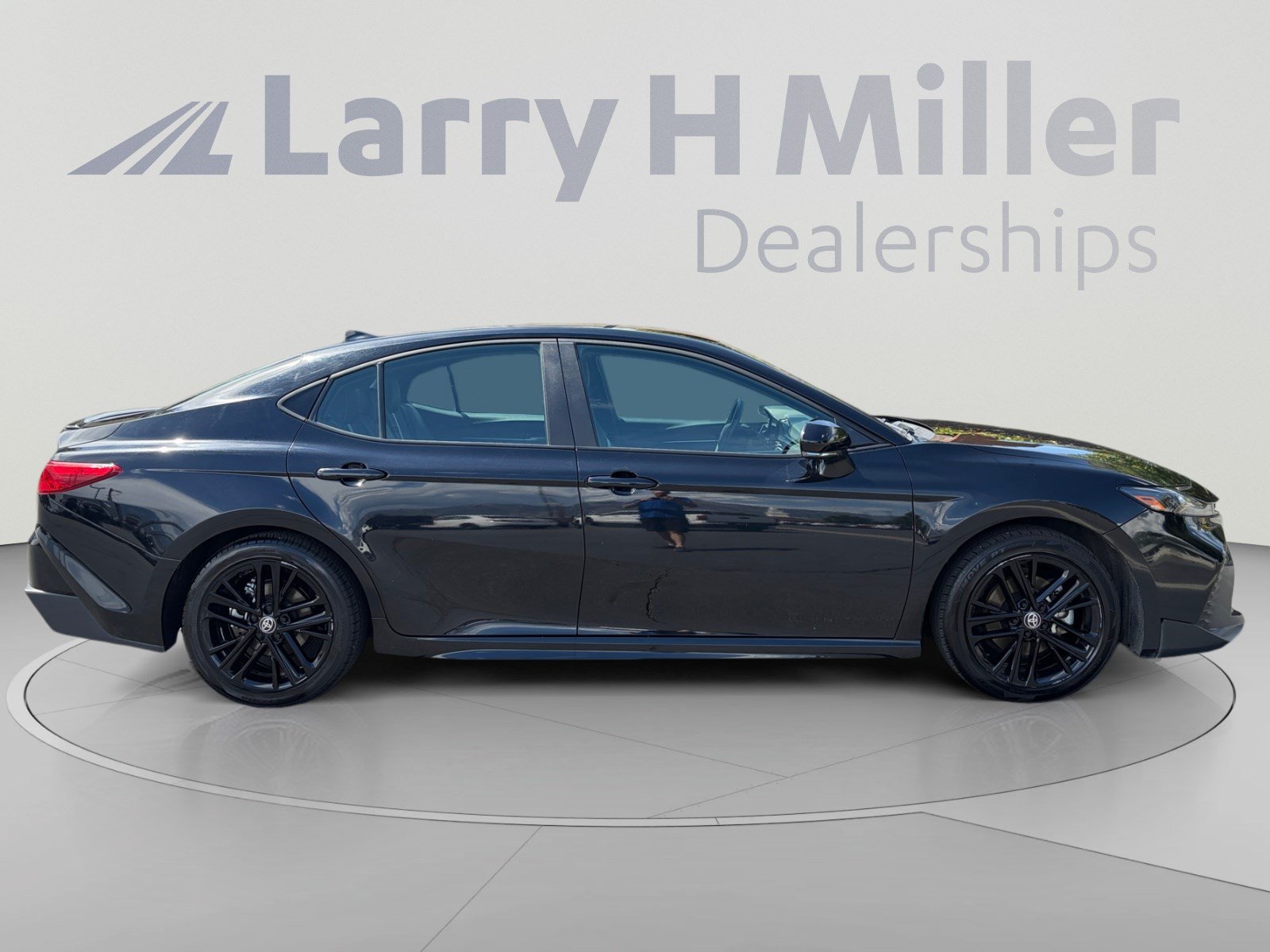 Used 2025 Toyota Camry SE FWD image 6