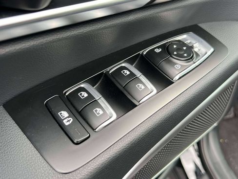 Used 2025 Kia Telluride EX w/ EX Captain's Chair Package AWD/4WD image 18