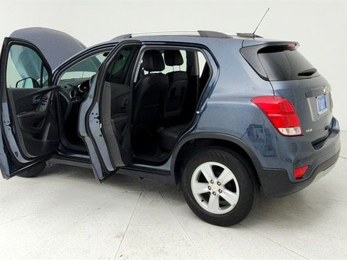 Used 2022 Chevrolet Trax LT w/ LT Convenience Package image 11