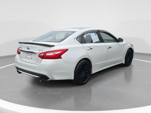 Used 2017 Nissan Altima 3.5 SL w/ 3.5SL Technology Package image 5