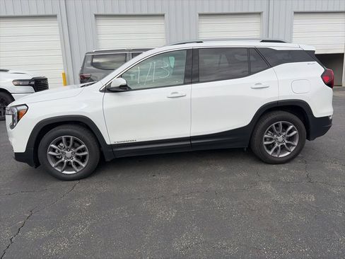 Used 2024 GMC Terrain SLT image 4