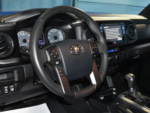 Used 2017 Toyota Tacoma TRD Off-Road image 2