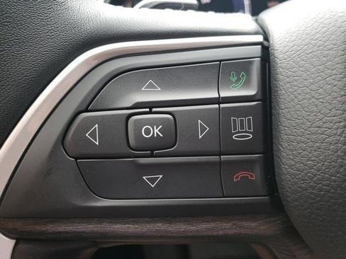 Used 2022 Jeep Grand Cherokee Limited image 25