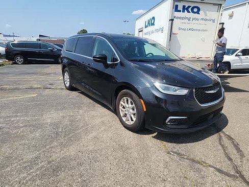 Used 2023 Chrysler Pacifica Touring-L FWD image 9