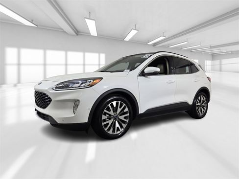 Used 2020 Ford Escape Titanium image 2