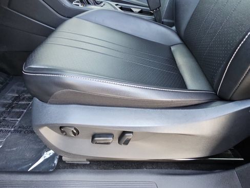 Certified 2024 Volkswagen Tiguan SE FWD image 30