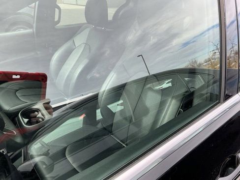 Used 2025 Chrysler Pacifica Select image 22