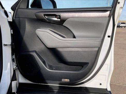 Used 2021 Toyota Highlander Platinum image 24