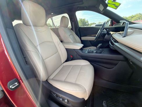 Used 2024 Cadillac XT4 Premium Luxury FWD image 13