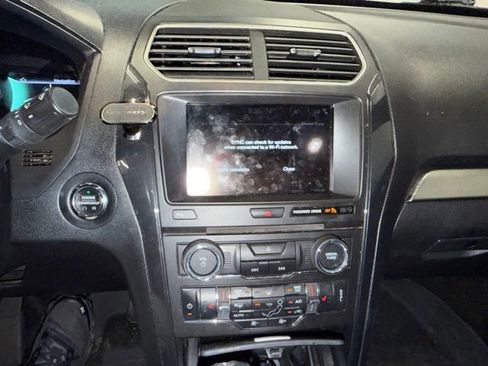 Used 2018 Ford Explorer XLT w/ Equipment Group 202A FWD image 10