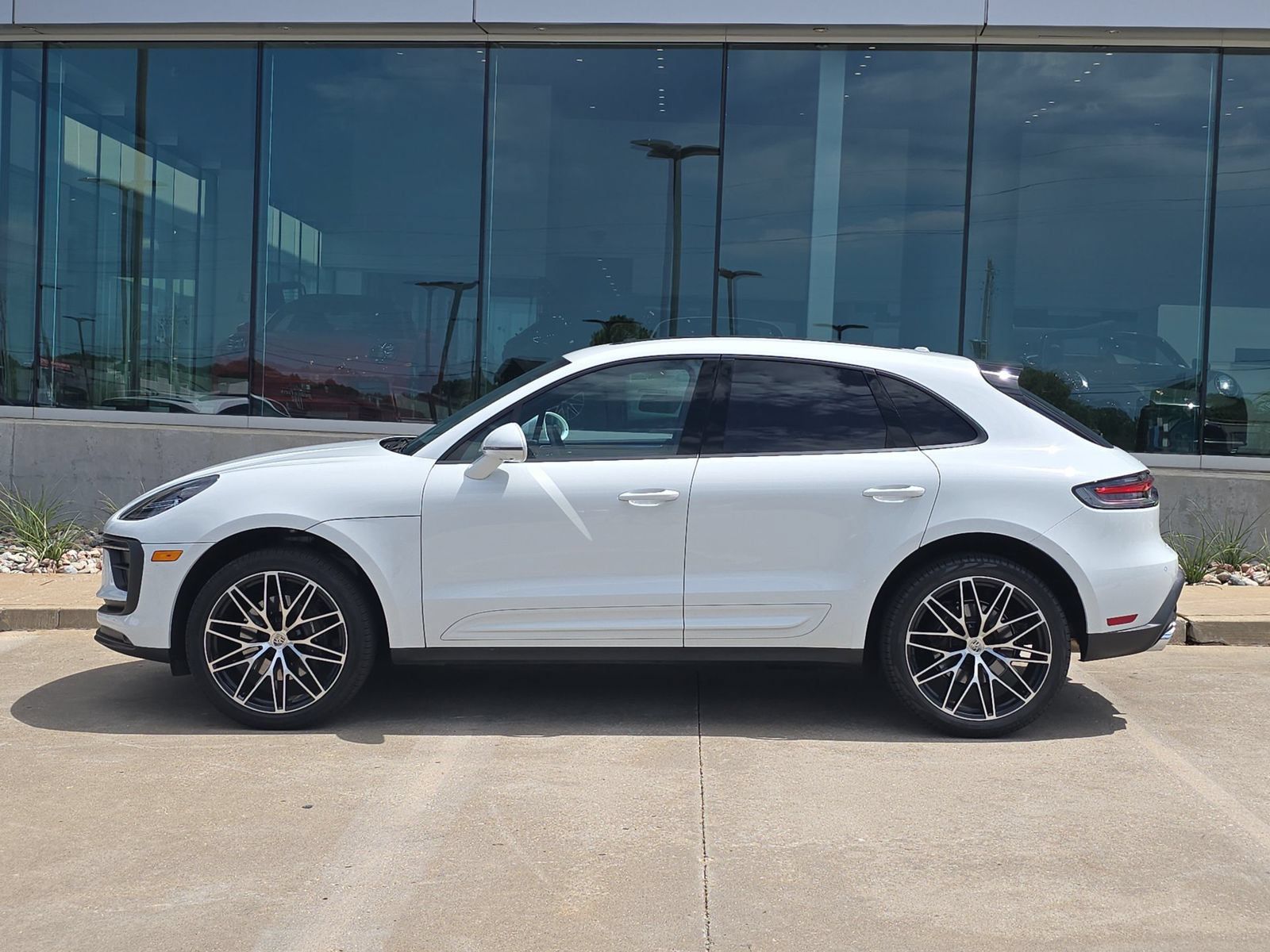 Certified 2026 Porsche Macan AWD/4WD image 2