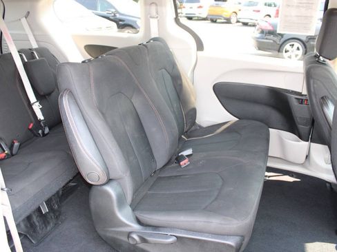 Used 2018 Chrysler Pacifica L FWD image 17